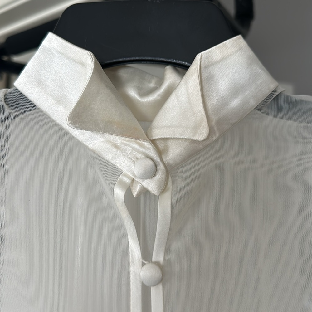 White - Picture 2 of 6